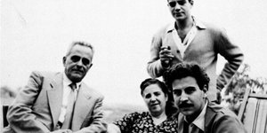O Μίκης και ο Γιάννης Θεοδωράκης με τους γονείς τους στην οικεία τους στα Χανιά