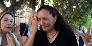 Η μητέρα με δάκρυα στα μάτια έξω από την Ευελπίδων