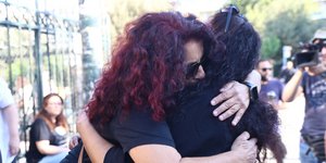 Η μητέρα της άτυχης Κυριακής Γρίβα δέχεται την αλληλεγγύη συγγενών