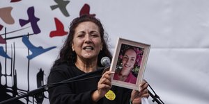 Η μητέρα της Κυριακής Γρίβα κρατά την εικόνα της δολοφονημένης κόρης της