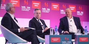 Ο Ευάγγελος Μυτιληναίος (δεξιά) στη συζήτηση με τον Μάριο Ντράγκι στο Economit Impact
