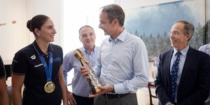 PM receives world champion women’s water polo team