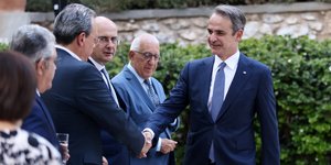 Χειραψία Μητσοτάκη-Φάμελλου στο προεδρικό μέγαρο