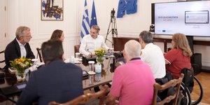 Συνάντηση Μητσοτάκη με εκπροσώπους της αναπηρικής κοινότητας για το πρόγραμμα «Προσβασιμότητα κατ’ οίκον»