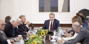O Κυριάκος Μητσοτάκης στη συνάντηση με τους προέδρους ιδρυμάτων της «Πρωτοβουλίας 21»
