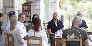 Συζήτηση του πρωθυπουργού Κυριάκου Μητσοτάκη με πολίτες στη Φουρνά Ευρυτανίας