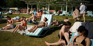 Οι κάτοικοι της Μόσχας αναζητούν δροσιά στις όχθες του ποταμού Μόσχοβα