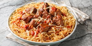 Μοσχαράκι κοκκινιστό με σπαγγέτι / Φωτογραφία: Shutterstock