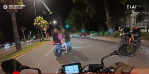 Στιγμιότυπο από το επεισοδιακό μπλόκο της Τροχαίας στη Βουλιαγμένη