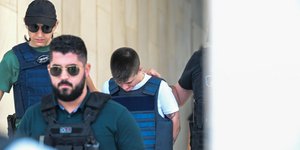 Με σκυμμένο κεφάλι η Ειρήνη Μουρτζούκου μετά τη σύλληψή της