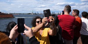 Τουρίστες φωτογραφίζουν το Άγαλμα της Ελευθερίας στη Νέα Υόρκη