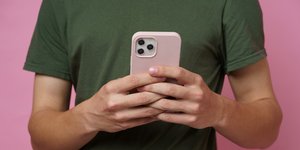 Νεαρό αγόρι κρατά κινητό