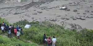 Κάτοικοι του Νεπάλ επιθωρούν τις καταστροφές που προκάλεσαν οι πλημμύρες 