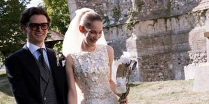 Σύμβουλος μεγάλων οίκων παντρεύτηκε με το πιο ιδιαίτερο νυφικό 