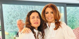 Summer chic: Η Μιμή Ντενίση στα 72 της εντυπωσιάζει με λευκό outfit