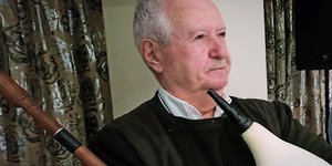 ο 70χρονος Γιάννης Ντομπρίδης, σφίγγει στην αγκαλιά του τον δερμάτινο ασκό της γκάιντας