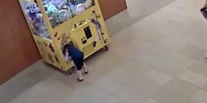 Μπόμπιρας παγιδεύτηκε σε παιχνιδομηχανή με δαγκάνα προσπαθώντας να αρπάξει λούτρινα