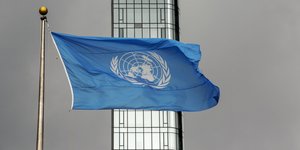 Σημαία του ΟΗΕ που κυματίζει μπροστά από ουρανοξύστη