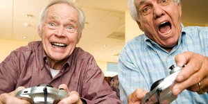 Ανθρωποι άνω των 60 και 70 ετών αγκαλιάζουν με πάθος τα βιντεοπαιχνίδια — και όχι απλώς για διασκέδαση / SHUTTERSTOCK 