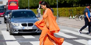 γυναίκα με πορτοκαλί φόρεμα