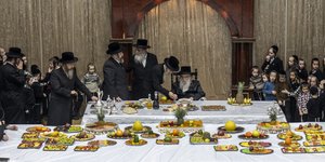 Ορθόδοξοι Εβραίοι σε εορταστικό γεύμα της θρησκείας τους