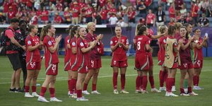 Οι παίκτριες της Ουαλίας χειροκροτούν τους υποστηρικτές τους στις κερκίδες του Euro 2025