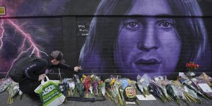 Θαυμαστές αφήνουν λουλούδια σε τοίχο με γκραφίτι του Όζι Όζμπορν