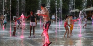 Παιχνίδια στο νερό εν μέσω καύσωνα