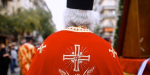 ιερεας κοκκινο ρασο
