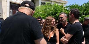 Η παρέα του Παρά Πέντε στον τελευταίο αποχαιρετισμό στον Γεράσιμο Μιχελή