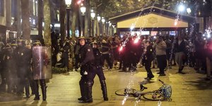 Γαλλικές δυνάμεις ασφαλείας προσπαθούν να ελέγξουν τα επεισόδια στο Παρίσι μετά τον τελικό του Champions League