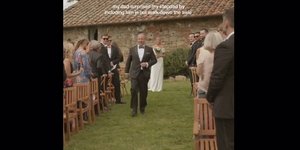 Η στιγμή που ο πατέρας της νύφης ζητά από τον πατριό να την συνοδεύσουν μαζί