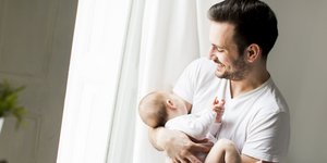 Πατέρας κρατάει βρέφος