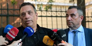 Ο πατέρας της Κυριακής Γρίβα κάνει δηλώσεις μετά την απόφαση του δικαστηρίου