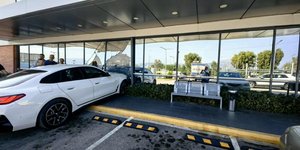 ΙΧ έπεσε σε τζαμαρία σούπερ μάρκετ