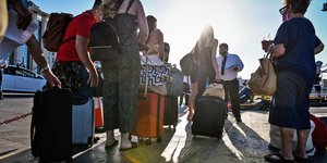 Κόσμος στο λιμάνι του Πειραιά