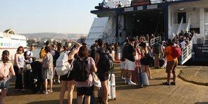 Γεμάτα αποπλέουν τα πλοία από το λιμάνι του Πειραιά