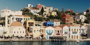 Θέα στον πολύχρωμο οικισμό του Καστελλόριζου