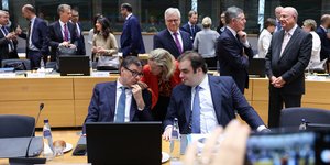 Ο Κυριάκος Πιερρακάκης σε συνομιλίες κατά τη σύσκεψη της ECOFIN