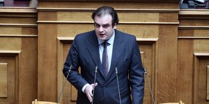 O Κυριάκος Πιερρακάκης στο βήμα της Βουλής