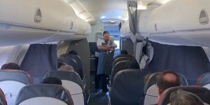 Πιλότος έκανε έκπληξη στη γιαγιά του σε πτήση