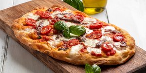 Pinsa με γαύρο μαρινάτο, μοτσαρέλα και ντοματίνια / Φωτογραφία: Shutterstock