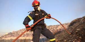 Πυροσβέστης επιχειρεί σε φωτιά