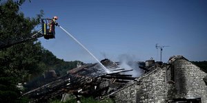 Πυροσβέστης σβήνει φωτιά σε ξενώνα