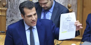 Ο υπουργός Μετανάστευσης Θάνος Πλεύρης στη Βουλή