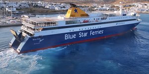 Η εντυπωσιακή «πιρουέτα» του Blue Star Naxos για να δέσει στο λιμάνι του Κουφονησίου