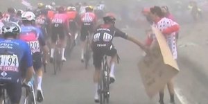  Ποδηλάτης άρπαξε πλακάτ από ανυποψίαστο θεατή