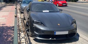 Η παρατημένη Porsche στην Αθήνα 