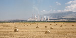 Το παλιό εργοστάσιο της ΔΕΗ στην Πτολεμαΐδα και καλλιεργήσιμες εκτάσεις