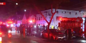 Πυροσβεστικές δυνάμεις στο σημείο της πυρκαγιάς στο Φολ Ρίβερς της Μασαχουσέτης